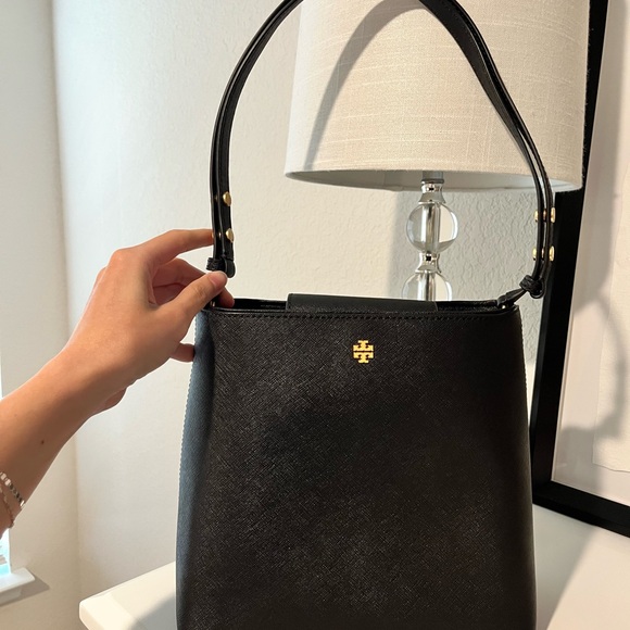 Tory Burch Black Leather Shoulder Bag with Gold Logo - Picture 2 of 8